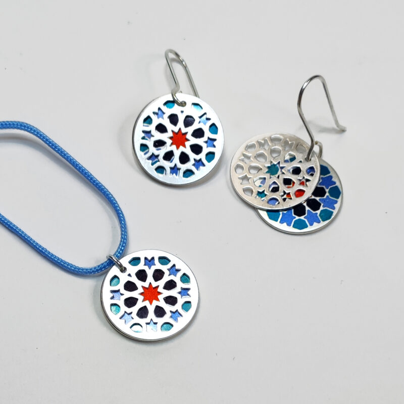 pendientes y colgante azulejo salon embajadores